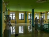 Kegiatan Kebersihan Musholla Sekolah oleh XI IPS 3