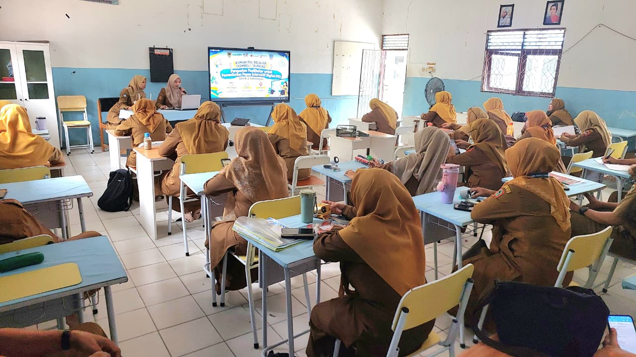 Kombel “BUNGAS” SMAN 2 Kandangan Perkuat Fasilitator Pemanfaatan Papan Interaktif Digital